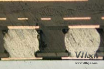 BGA返修焊點脆性斷裂界面形貌為沙石狀的基底上分布著離散的三棱狀狀結(jié)構(gòu)