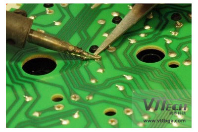 BGA返修焊點斷裂之第三類焊點分布比較離散，較多的PCB焊盤附近都有 孔出現(xiàn)。